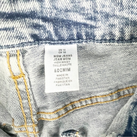 H & M Light Wash High Waist Hidden Button Fly Mom Jeans, Size 16 - Picture 13 of 13